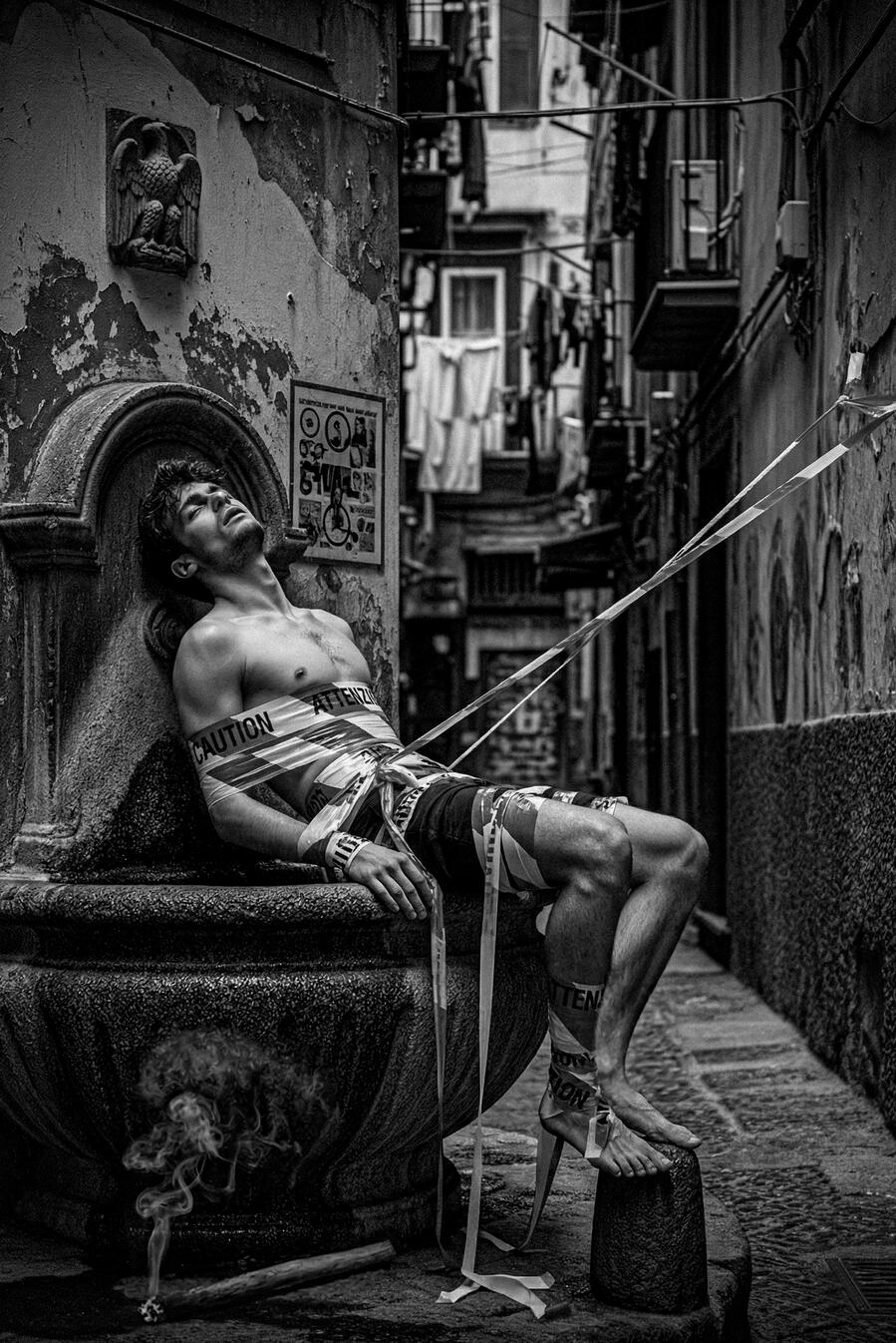 Giano postmoderno Scimmia con osso e cellulare